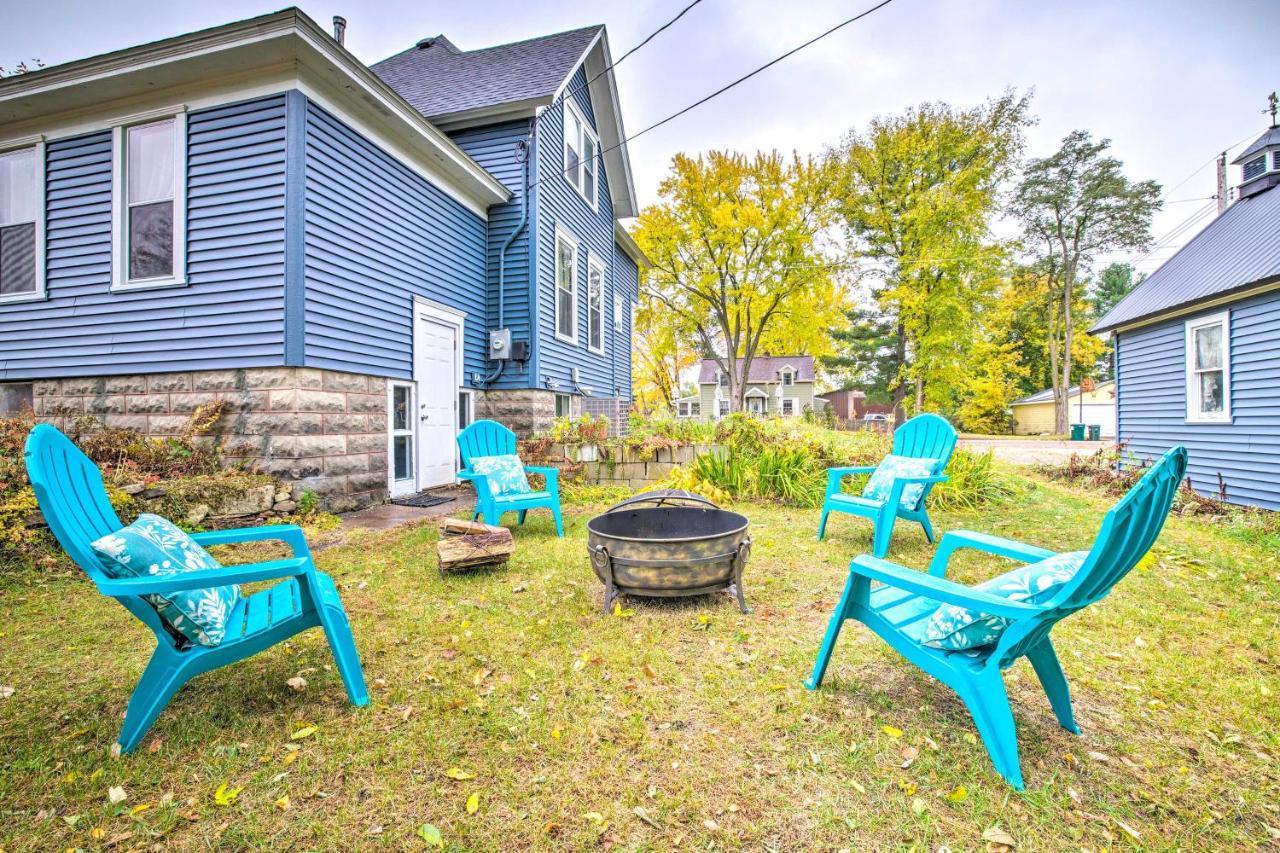 Pet-Friendly Osseo Home With Fire Pit And Yard! Exterior photo