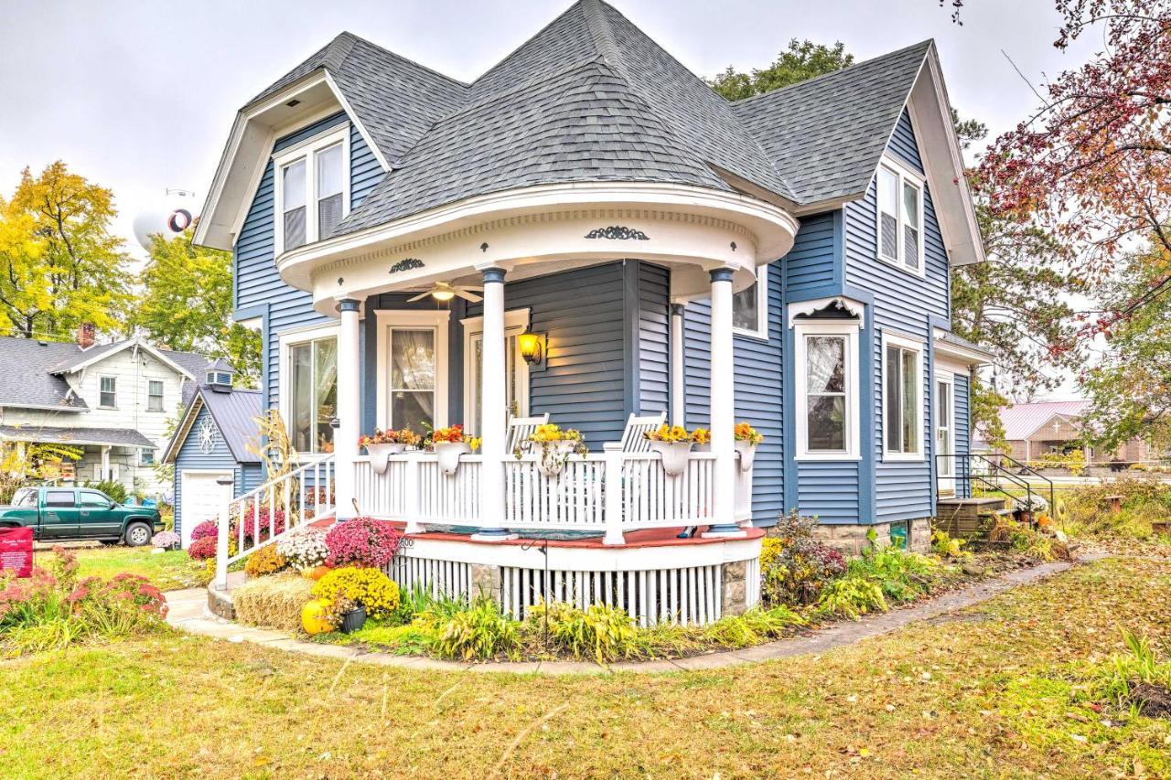 Pet-Friendly Osseo Home With Fire Pit And Yard! Exterior photo