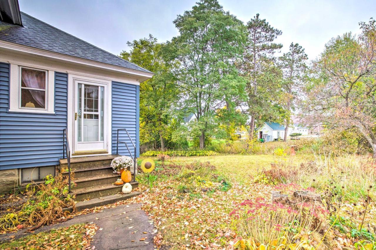 Pet-Friendly Osseo Home With Fire Pit And Yard! Exterior photo