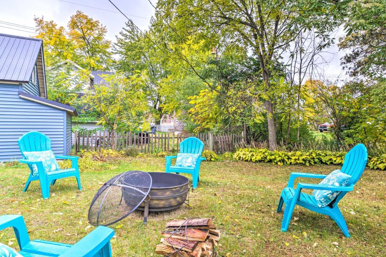 Pet-Friendly Osseo Home With Fire Pit And Yard! Exterior photo